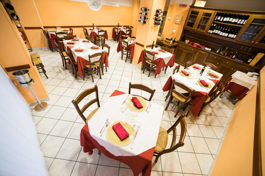 Hotel La Gaietta Millesimo Екстериор снимка